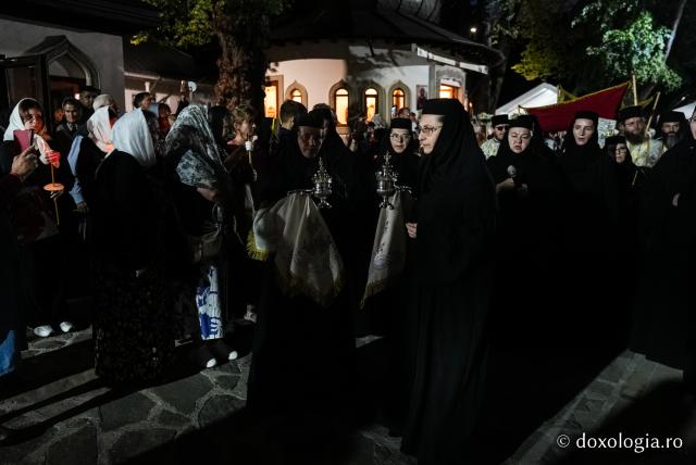 „Nu lipsi, Stăpâna noastră, privind spre noi” – procesiunea cu Epitaful Maicii Domnului la Mănăstirea Văratec