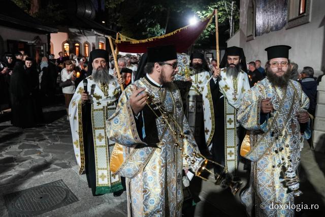 „Nu lipsi, Stăpâna noastră, privind spre noi” – procesiunea cu Epitaful Maicii Domnului la Mănăstirea Văratec