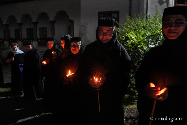 „Nu lipsi, Stăpâna noastră, privind spre noi” – procesiunea cu Epitaful Maicii Domnului la Mănăstirea Văratec