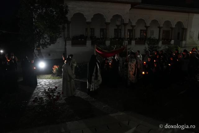 „Nu lipsi, Stăpâna noastră, privind spre noi” – procesiunea cu Epitaful Maicii Domnului la Mănăstirea Văratec