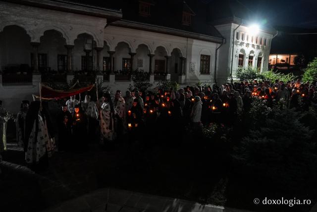 „Nu lipsi, Stăpâna noastră, privind spre noi” – procesiunea cu Epitaful Maicii Domnului la Mănăstirea Văratec