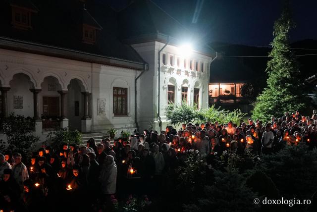 „Nu lipsi, Stăpâna noastră, privind spre noi” – procesiunea cu Epitaful Maicii Domnului la Mănăstirea Văratec