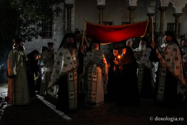 „Nu lipsi, Stăpâna noastră, privind spre noi” – procesiunea cu Epitaful Maicii Domnului la Mănăstirea Văratec