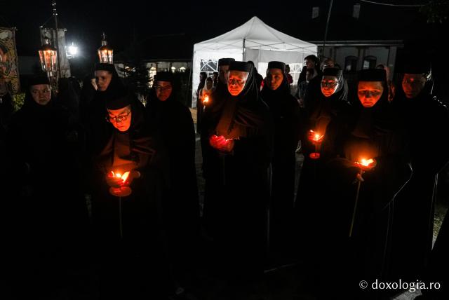 „Nu lipsi, Stăpâna noastră, privind spre noi” – procesiunea cu Epitaful Maicii Domnului la Mănăstirea Văratec