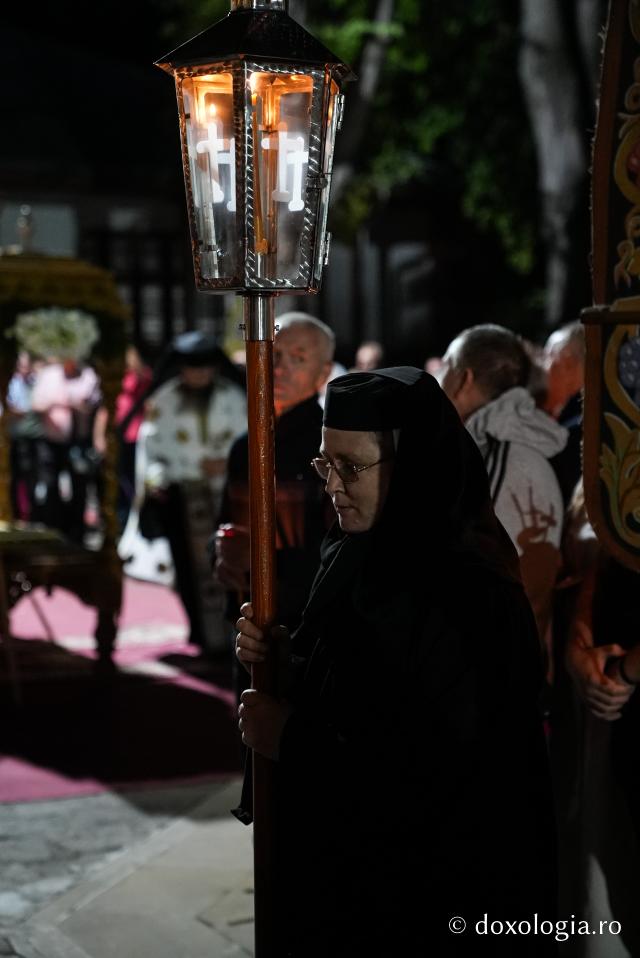 „Nu lipsi, Stăpâna noastră, privind spre noi” – procesiunea cu Epitaful Maicii Domnului la Mănăstirea Văratec