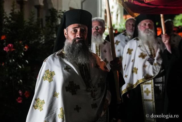 „Nu lipsi, Stăpâna noastră, privind spre noi” – procesiunea cu Epitaful Maicii Domnului la Mănăstirea Văratec