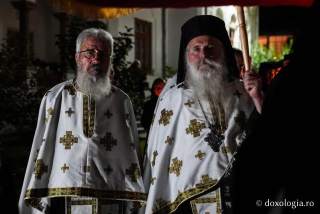 „Nu lipsi, Stăpâna noastră, privind spre noi” – procesiunea cu Epitaful Maicii Domnului la Mănăstirea Văratec