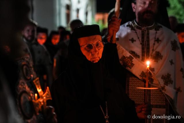 „Nu lipsi, Stăpâna noastră, privind spre noi” – procesiunea cu Epitaful Maicii Domnului la Mănăstirea Văratec