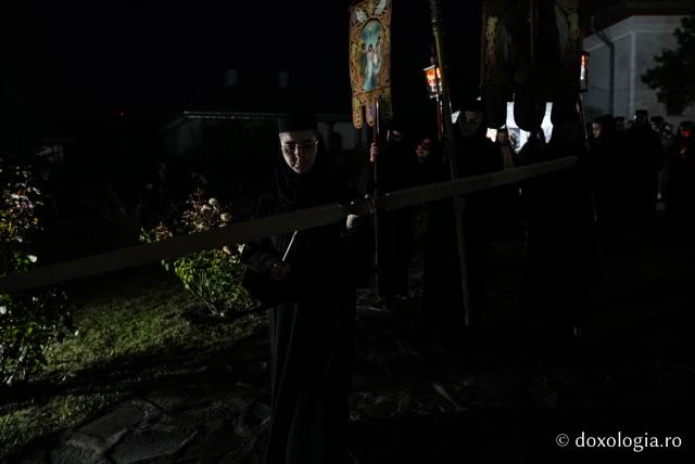 „Nu lipsi, Stăpâna noastră, privind spre noi” – procesiunea cu Epitaful Maicii Domnului la Mănăstirea Văratec