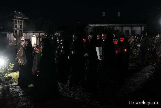 „Nu lipsi, Stăpâna noastră, privind spre noi” – procesiunea cu Epitaful Maicii Domnului la Mănăstirea Văratec