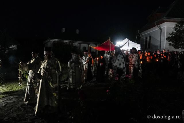„Nu lipsi, Stăpâna noastră, privind spre noi” – procesiunea cu Epitaful Maicii Domnului la Mănăstirea Văratec