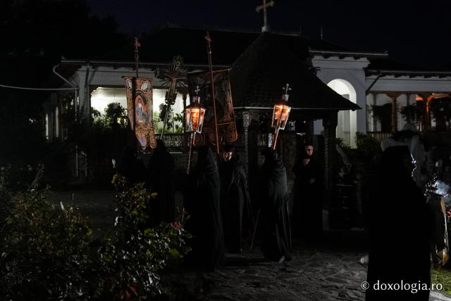 „Nu lipsi, Stăpâna noastră, privind spre noi” – procesiunea cu Epitaful Maicii Domnului la Mănăstirea Văratec