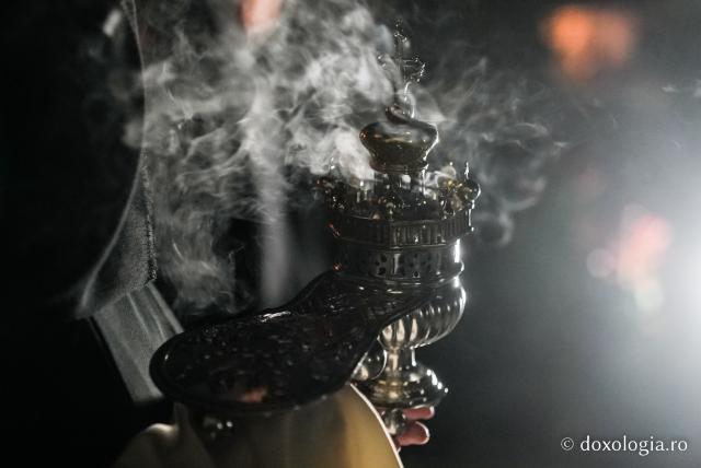 „Nu lipsi, Stăpâna noastră, privind spre noi” – procesiunea cu Epitaful Maicii Domnului la Mănăstirea Văratec