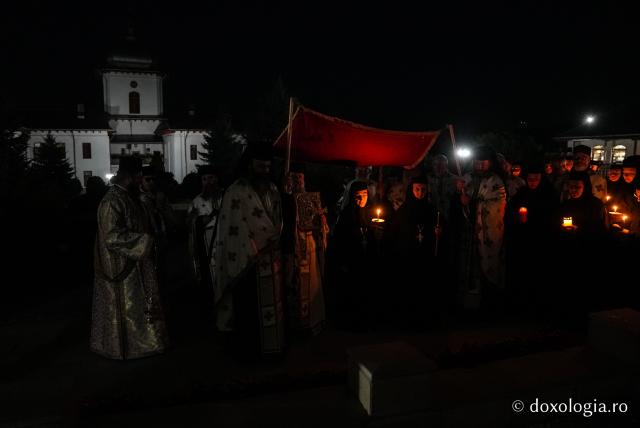 „Nu lipsi, Stăpâna noastră, privind spre noi” – procesiunea cu Epitaful Maicii Domnului la Mănăstirea Văratec