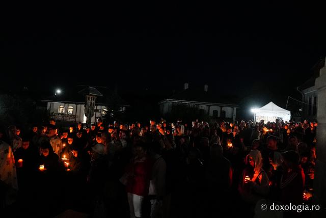 „Nu lipsi, Stăpâna noastră, privind spre noi” – procesiunea cu Epitaful Maicii Domnului la Mănăstirea Văratec