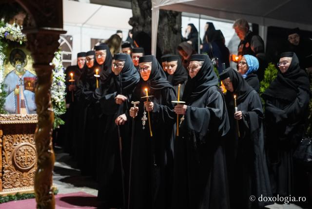 „Nu lipsi, Stăpâna noastră, privind spre noi” – procesiunea cu Epitaful Maicii Domnului la Mănăstirea Văratec