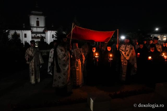 „Nu lipsi, Stăpâna noastră, privind spre noi” – procesiunea cu Epitaful Maicii Domnului la Mănăstirea Văratec