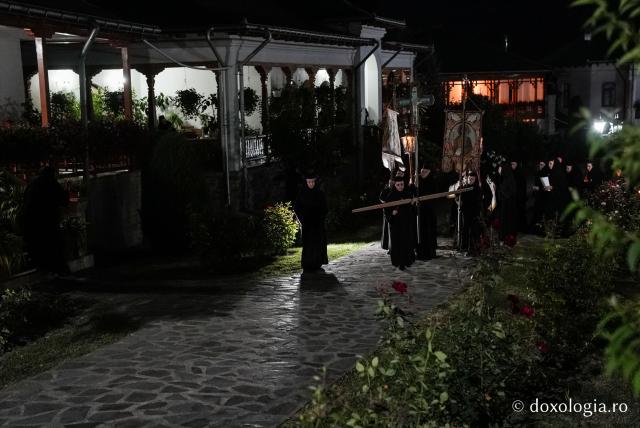 „Nu lipsi, Stăpâna noastră, privind spre noi” – procesiunea cu Epitaful Maicii Domnului la Mănăstirea Văratec