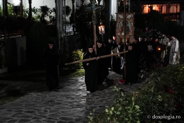„Nu lipsi, Stăpâna noastră, privind spre noi” – procesiunea cu Epitaful Maicii Domnului la Mănăstirea Văratec