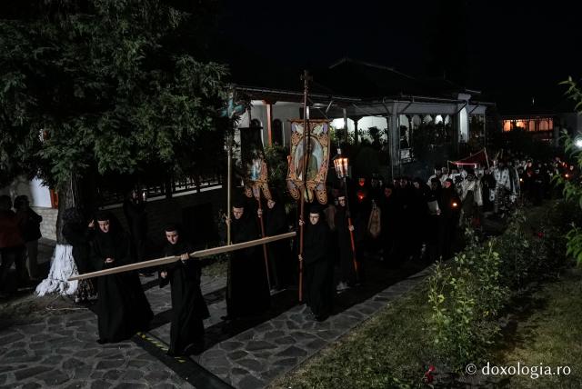 „Nu lipsi, Stăpâna noastră, privind spre noi” – procesiunea cu Epitaful Maicii Domnului la Mănăstirea Văratec