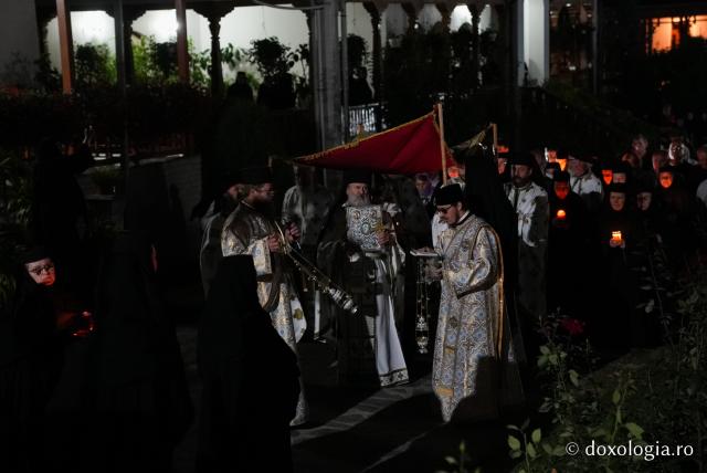 „Nu lipsi, Stăpâna noastră, privind spre noi” – procesiunea cu Epitaful Maicii Domnului la Mănăstirea Văratec
