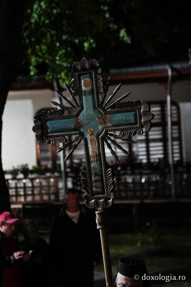 „Nu lipsi, Stăpâna noastră, privind spre noi” – procesiunea cu Epitaful Maicii Domnului la Mănăstirea Văratec