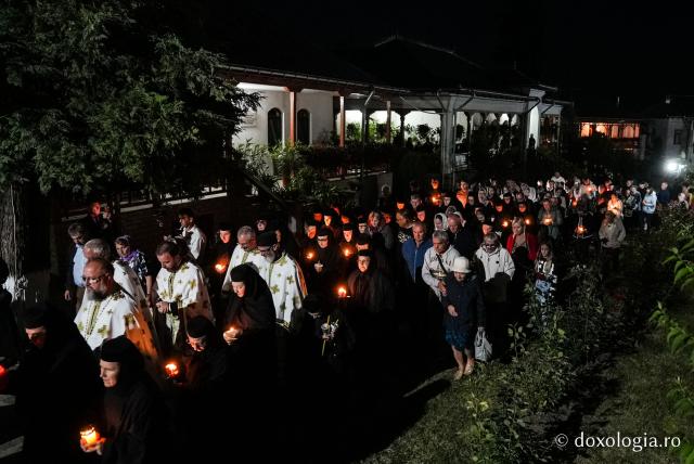 „Nu lipsi, Stăpâna noastră, privind spre noi” – procesiunea cu Epitaful Maicii Domnului la Mănăstirea Văratec