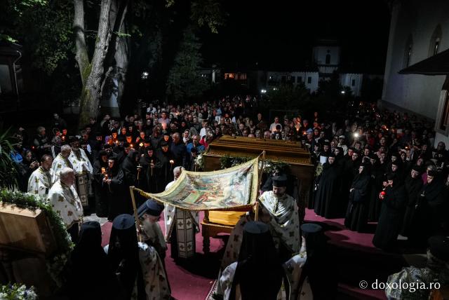 „Nu lipsi, Stăpâna noastră, privind spre noi” – procesiunea cu Epitaful Maicii Domnului la Mănăstirea Văratec