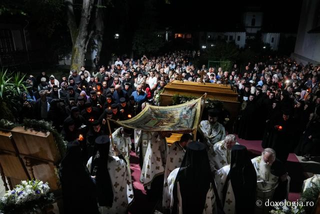 „Nu lipsi, Stăpâna noastră, privind spre noi” – procesiunea cu Epitaful Maicii Domnului la Mănăstirea Văratec