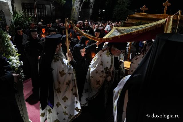 „Nu lipsi, Stăpâna noastră, privind spre noi” – procesiunea cu Epitaful Maicii Domnului la Mănăstirea Văratec
