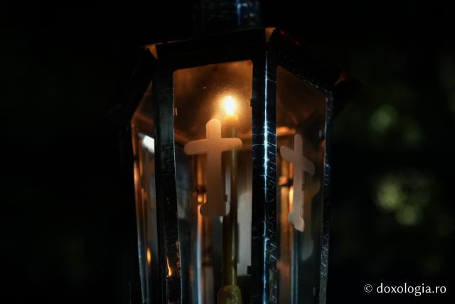 „Nu lipsi, Stăpâna noastră, privind spre noi” – procesiunea cu Epitaful Maicii Domnului la Mănăstirea Văratec