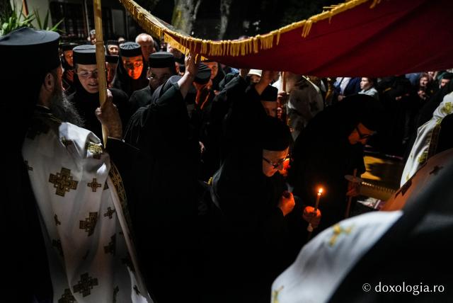 „Nu lipsi, Stăpâna noastră, privind spre noi” – procesiunea cu Epitaful Maicii Domnului la Mănăstirea Văratec