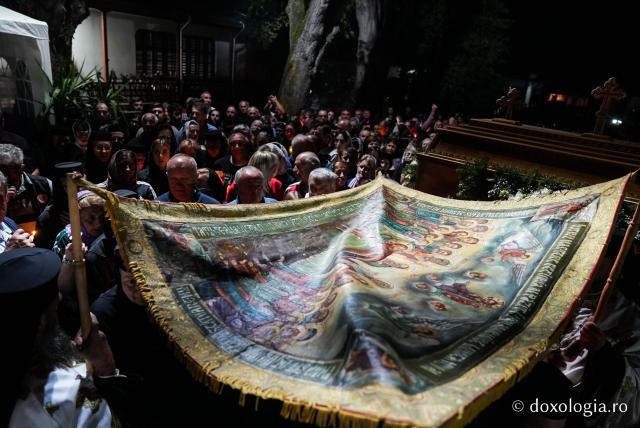 „Nu lipsi, Stăpâna noastră, privind spre noi” – procesiunea cu Epitaful Maicii Domnului la Mănăstirea Văratec
