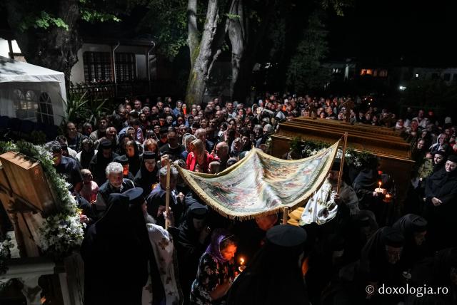 „Nu lipsi, Stăpâna noastră, privind spre noi” – procesiunea cu Epitaful Maicii Domnului la Mănăstirea Văratec