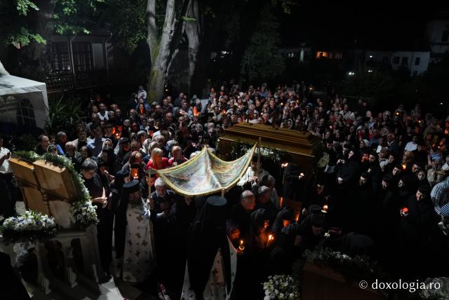 „Nu lipsi, Stăpâna noastră, privind spre noi” – procesiunea cu Epitaful Maicii Domnului la Mănăstirea Văratec