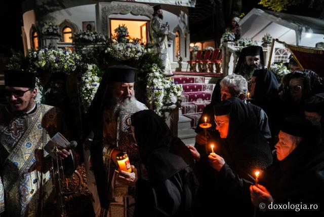 „Nu lipsi, Stăpâna noastră, privind spre noi” – procesiunea cu Epitaful Maicii Domnului la Mănăstirea Văratec