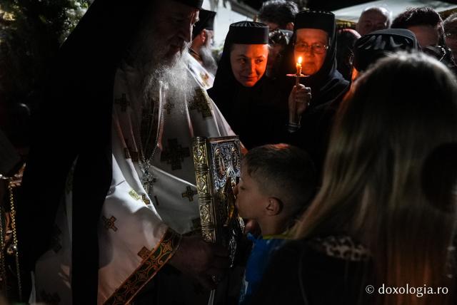 „Nu lipsi, Stăpâna noastră, privind spre noi” – procesiunea cu Epitaful Maicii Domnului la Mănăstirea Văratec