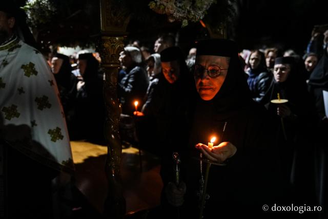 „Nu lipsi, Stăpâna noastră, privind spre noi” – procesiunea cu Epitaful Maicii Domnului la Mănăstirea Văratec