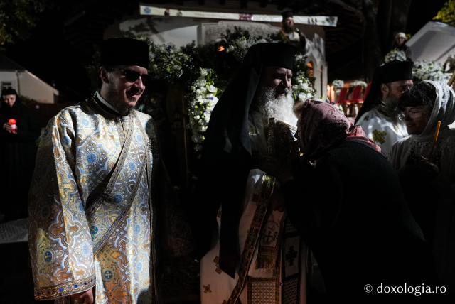 „Nu lipsi, Stăpâna noastră, privind spre noi” – procesiunea cu Epitaful Maicii Domnului la Mănăstirea Văratec