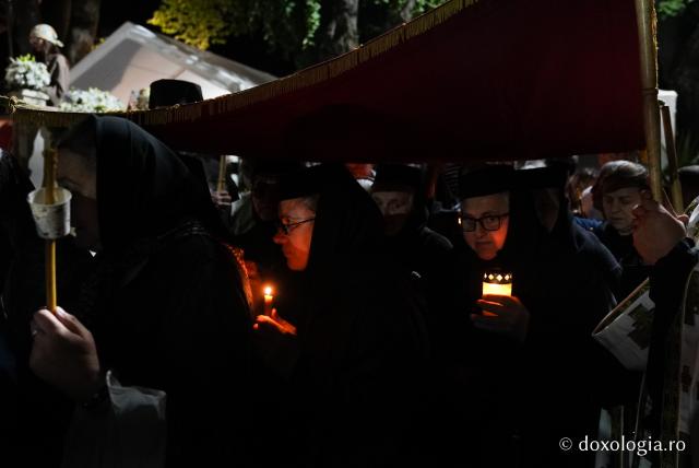 „Nu lipsi, Stăpâna noastră, privind spre noi” – procesiunea cu Epitaful Maicii Domnului la Mănăstirea Văratec