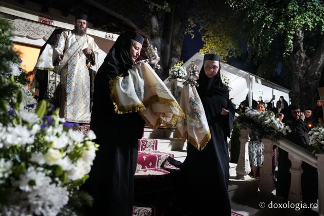 „Nu lipsi, Stăpâna noastră, privind spre noi” – procesiunea cu Epitaful Maicii Domnului la Mănăstirea Văratec