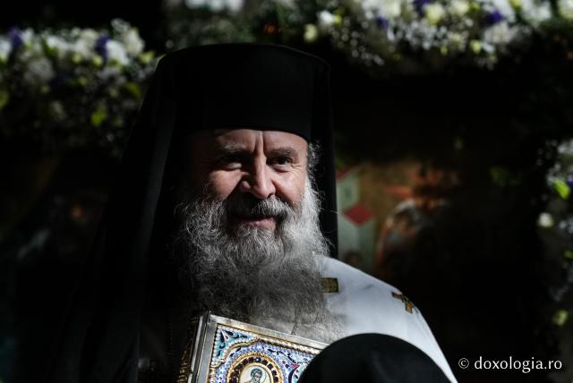 „Nu lipsi, Stăpâna noastră, privind spre noi” – procesiunea cu Epitaful Maicii Domnului la Mănăstirea Văratec