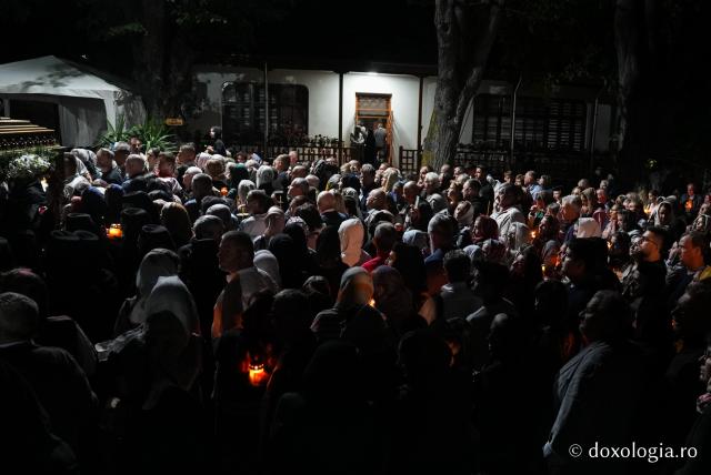 „Nu lipsi, Stăpâna noastră, privind spre noi” – procesiunea cu Epitaful Maicii Domnului la Mănăstirea Văratec
