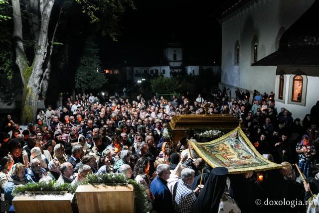 „Nu lipsi, Stăpâna noastră, privind spre noi” – procesiunea cu Epitaful Maicii Domnului la Mănăstirea Văratec