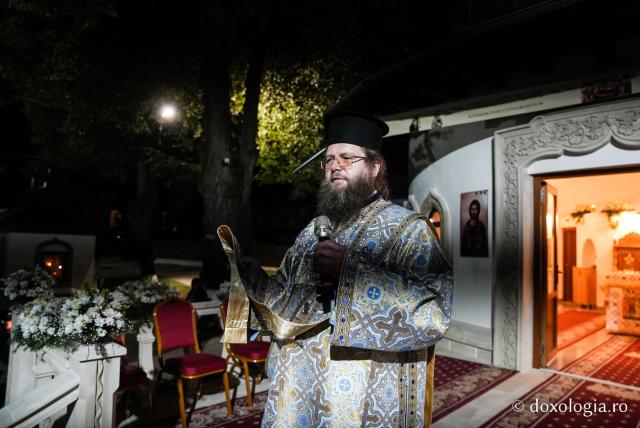 „Nu lipsi, Stăpâna noastră, privind spre noi” – procesiunea cu Epitaful Maicii Domnului la Mănăstirea Văratec
