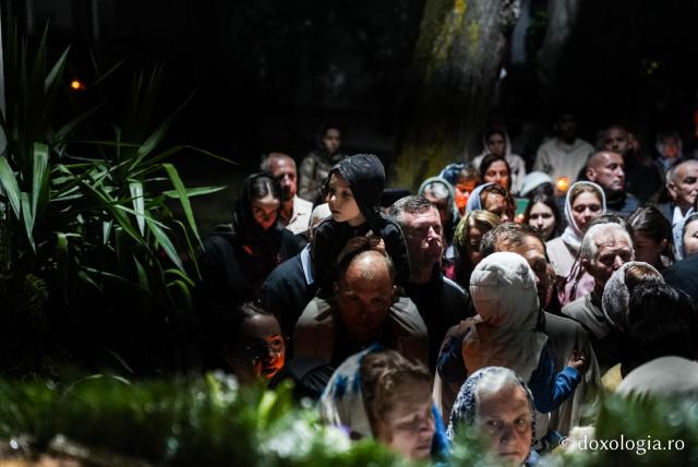 „Nu lipsi, Stăpâna noastră, privind spre noi” – procesiunea cu Epitaful Maicii Domnului la Mănăstirea Văratec