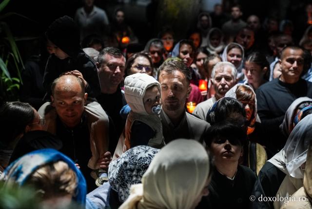 „Nu lipsi, Stăpâna noastră, privind spre noi” – procesiunea cu Epitaful Maicii Domnului la Mănăstirea Văratec