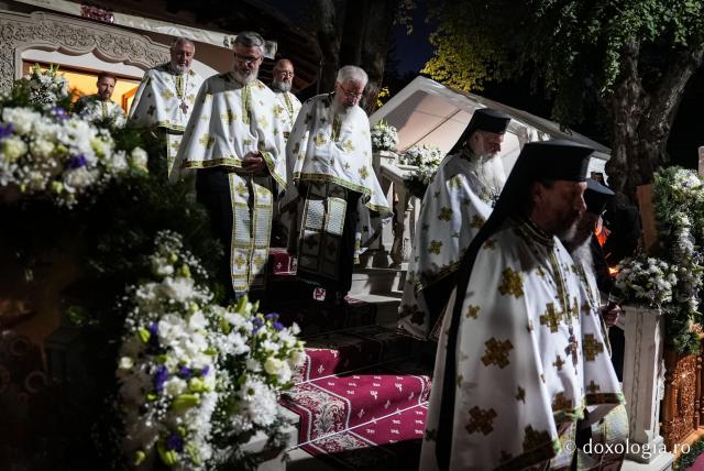 „Nu lipsi, Stăpâna noastră, privind spre noi” – procesiunea cu Epitaful Maicii Domnului la Mănăstirea Văratec