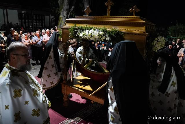 „Nu lipsi, Stăpâna noastră, privind spre noi” – procesiunea cu Epitaful Maicii Domnului la Mănăstirea Văratec