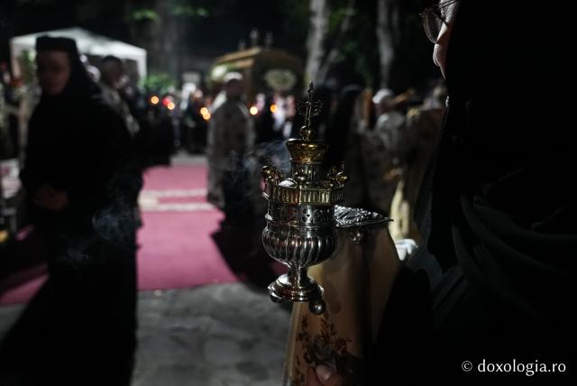 „Nu lipsi, Stăpâna noastră, privind spre noi” – procesiunea cu Epitaful Maicii Domnului la Mănăstirea Văratec